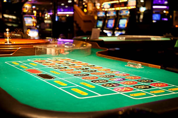 Live Roulette table interface on omutogel showing betting zones and live croupier